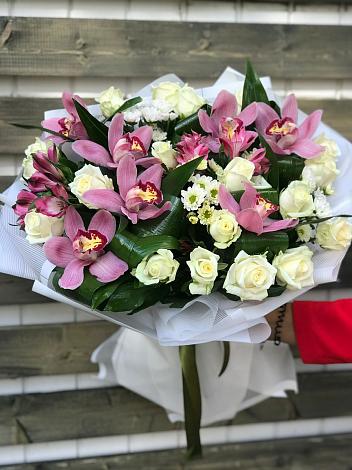 Букет цветов из: Розы и Хризантемы в Комсомольце