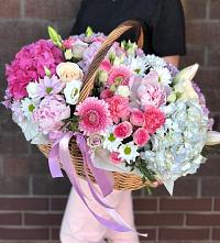 Композиция солнечный день в Комсомольце Цветочная композиция из Розы, Хризантемы, Пионы и Лизиантусы в корзине в Комсомольце