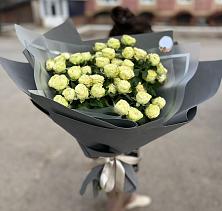Букет Белые кустовые розы Солинеро в Комсомольце