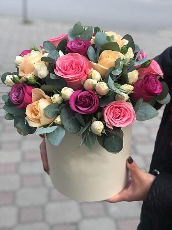 Цветочная композиция из Розы в шляпной коробке в Комсомольце