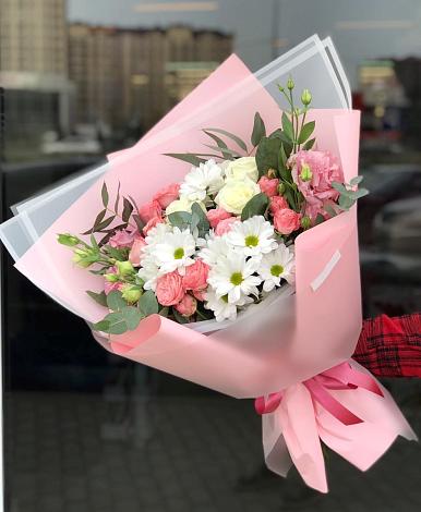 Букет цветов из: Розы, Лизиантусы и Хризантемы в Комсомольце